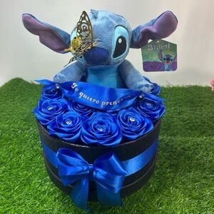 Caja negra cilíndrica con peluche y rosas eternas